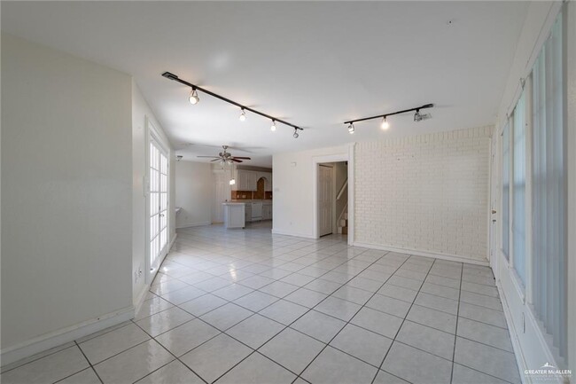 Building Photo - 304 Ashley Dr