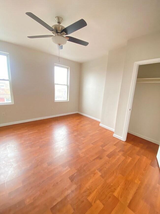 Building Photo - 3B1.5B Row House Available NOW in Fishtown