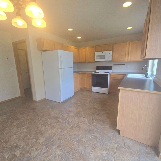 Foto del edificio - 3 bedroom 2.5 Baths, 2 car garage