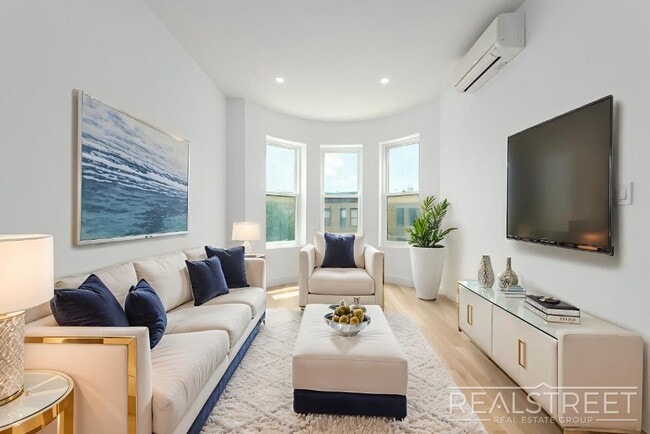 Building Photo - Brand New 3 Bed 2 Bath Parlor Floor in Rid...
