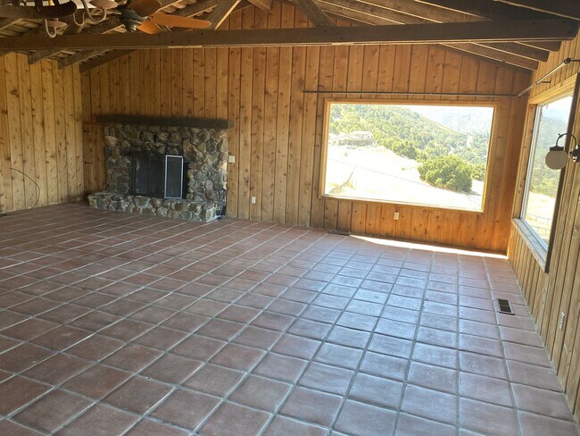 Foto del edificio - 65 E Carmel Valley Rd