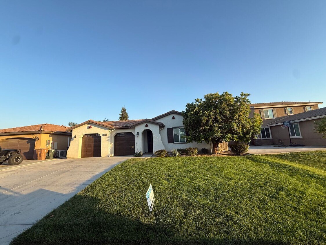 Foto del edificio - Spacious Upgraded 4 Bedroom Home in Desirable Southwest Bakersfield