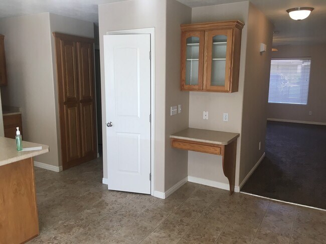 Foto del edificio - Skyhawk Townhome - End unit!