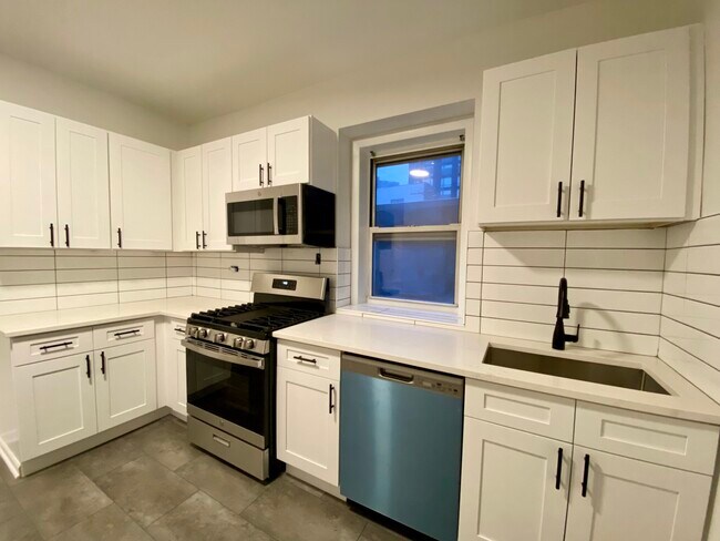 Foto del edificio - 1670 W Division St