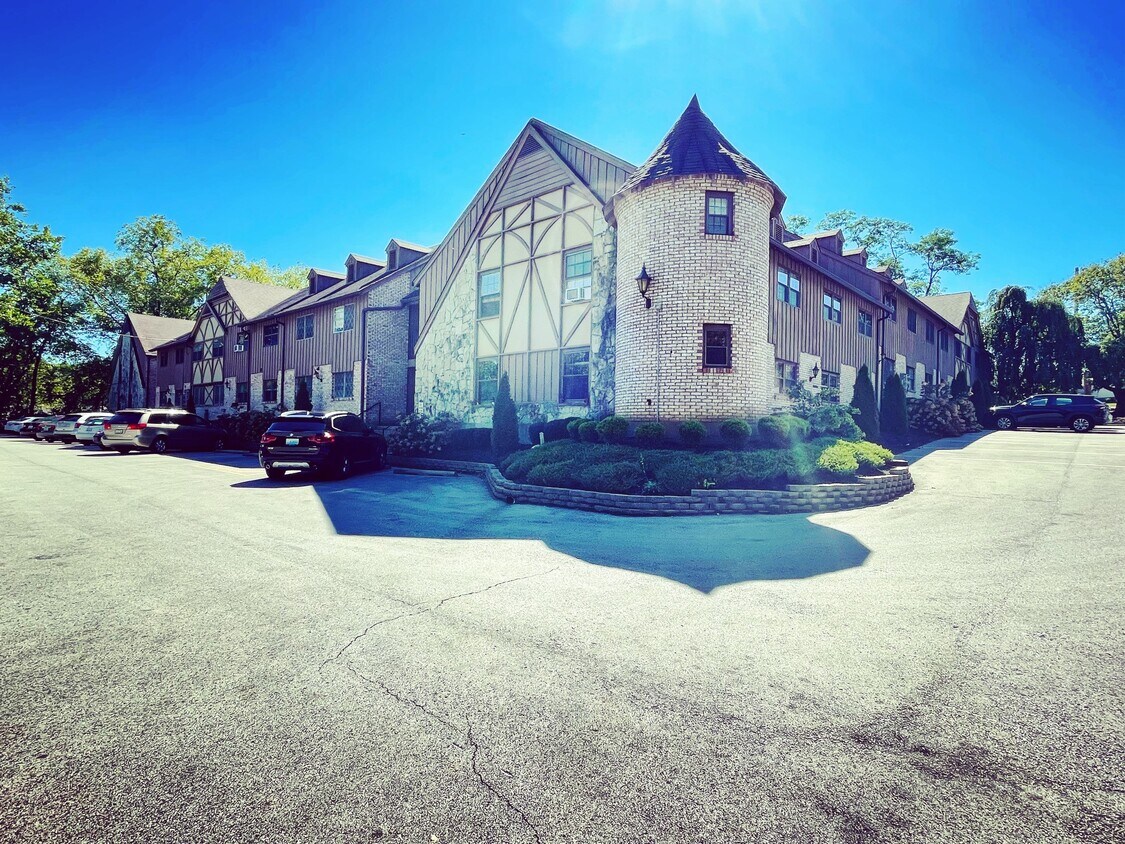Primary Photo - 221 N Clifton Ave