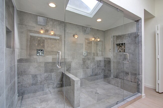 Foto del edificio - 3333 Creekbend Dr