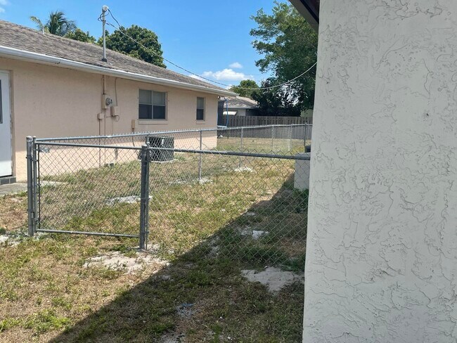 Building Photo - 414 SE Port St Lucie Blvd