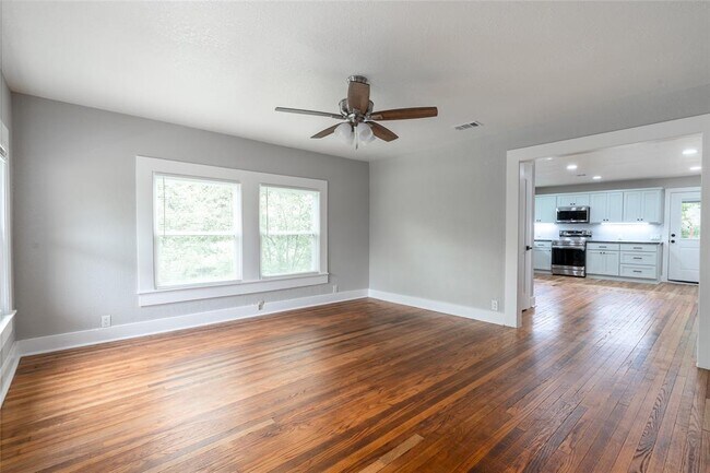 Foto del edificio - 329 Flores St