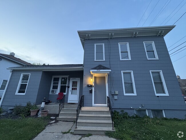 Building Photo - 902 46th St