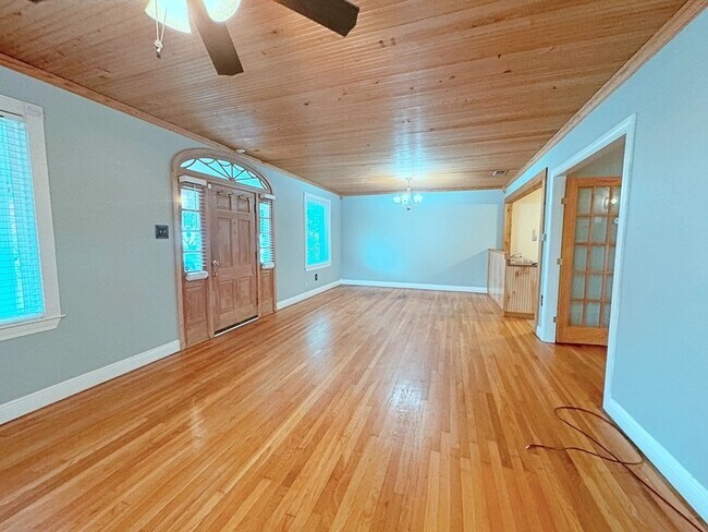 Building Photo - 2 BEDROOM IN THE GARDEN DISTRICT