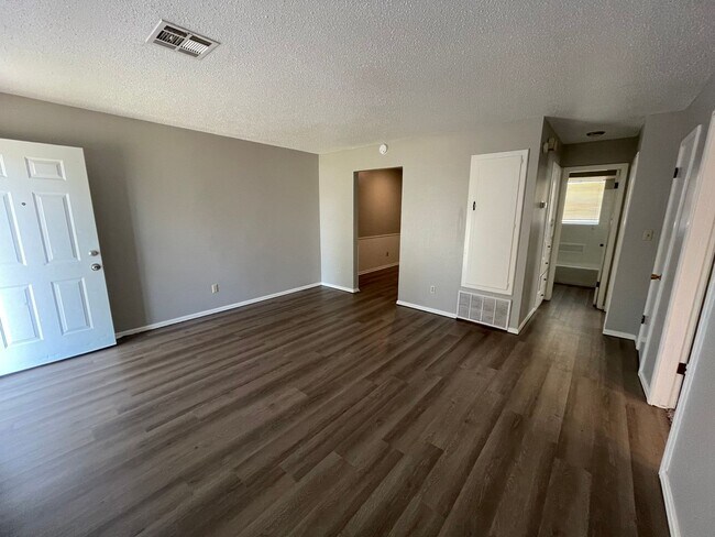 Building Photo - 2 Bed 1 Bath Duplex in Choctaw