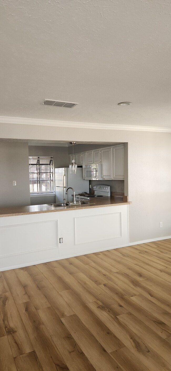 Foto del edificio - 103 Henry M Chandler Dr