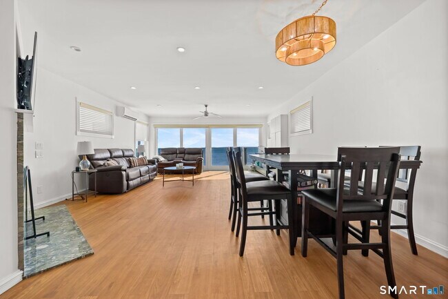 Foto del edificio - 1895 Fairfield Beach Rd