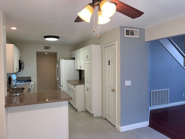 Foto del edificio - Charming 2-Bedroom, 2.5-Bath Townhome with...