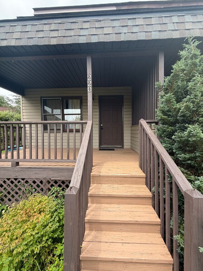 Building Photo - 220 Adams Ln