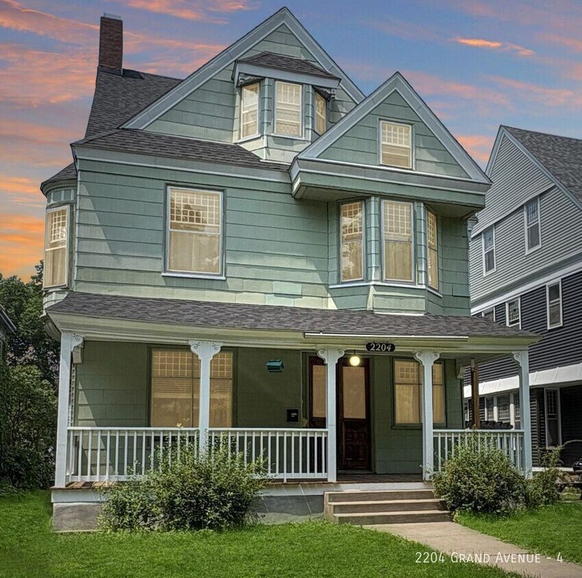 Foto principal - 2204 Grand Ave S