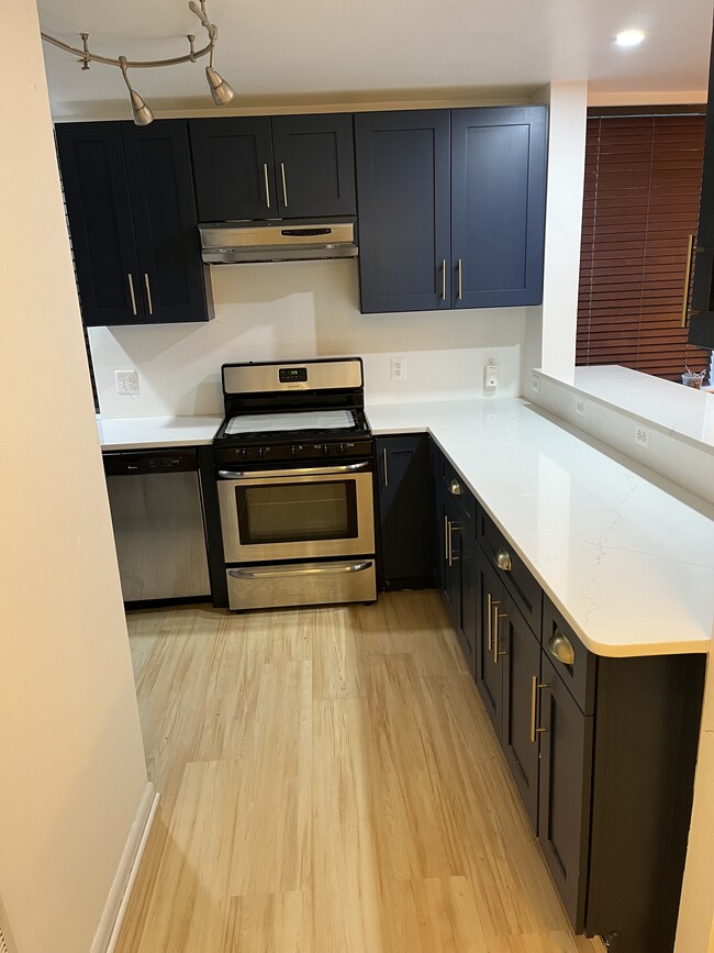 Kitchen - Gas stove - 2300 18th St NE