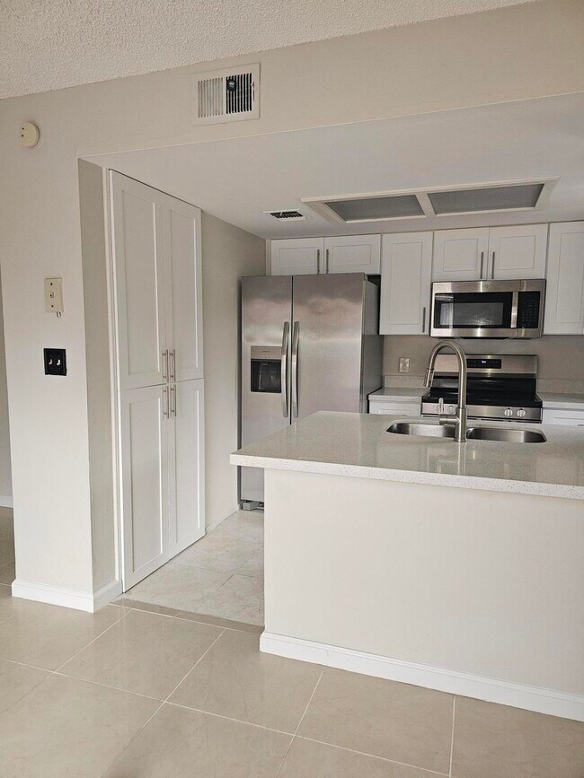 Foto del edificio - 8455 Coral Lake Way