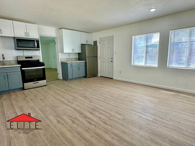 Foto del edificio - AVAILABLE NOW!!