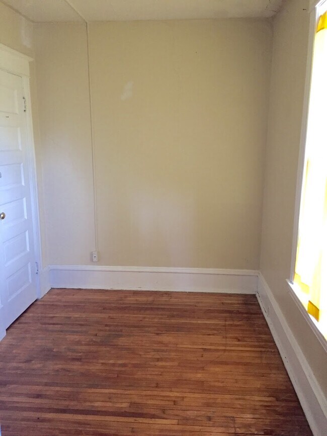 Building Photo - 715 7th Ave SE