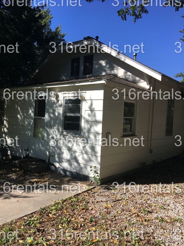 Foto principal - $725 - 2 bed 1 bath - Single Family