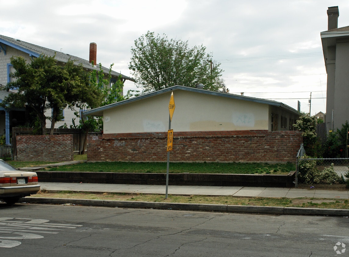 Building Photo - 360 N Calaveras St