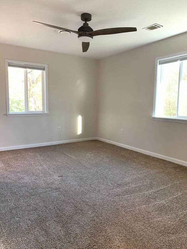 Building Photo - 3 bed 2 bath-Valley View-Surrounded by Trees!