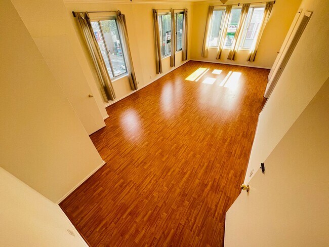 Building Photo - Spacious & Light  3 br/1.5 ba in Pacific H...