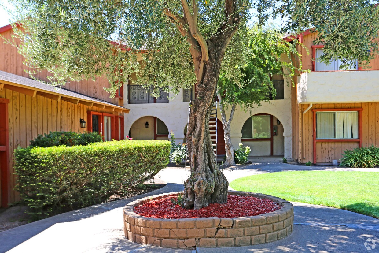 Building Photo - 2367 Redwood Ave
