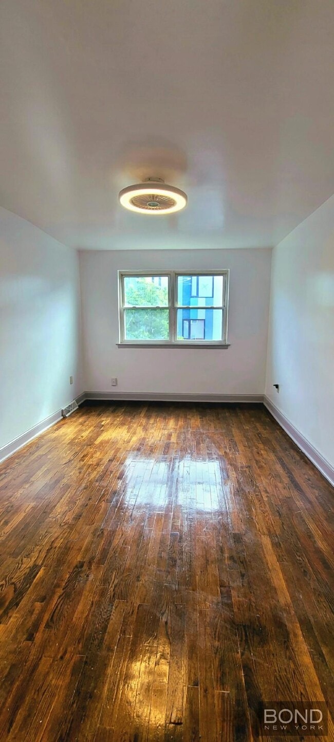 Building Photo - Renovated 3BR in Private Townhouse, only minutes from Midtown Manhattan!