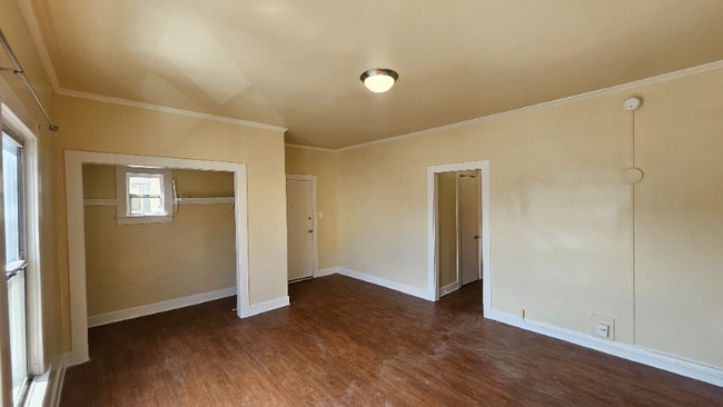 Building Photo - 815 S Lake St