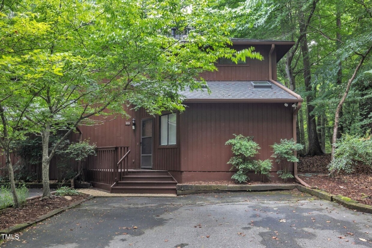 Foto principal - Spacious and Renovated 3BR Townhome in Cha...