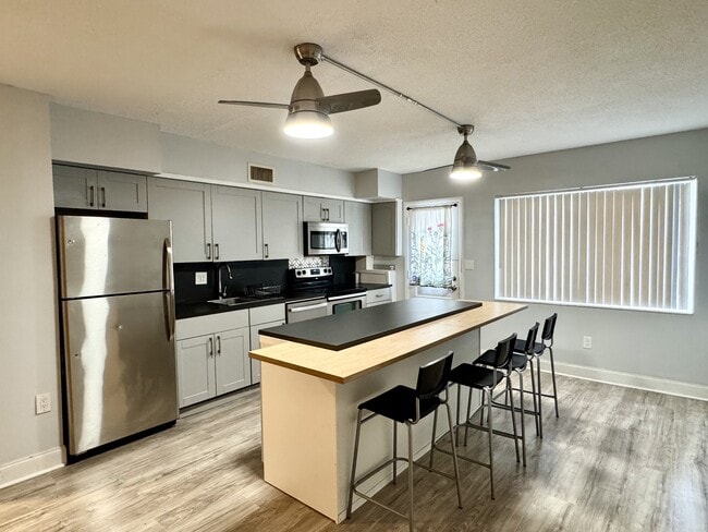 Building Photo - 825 N Primrose Dr