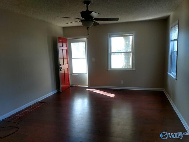 Building Photo - 2035 Vanderbilt Dr SW