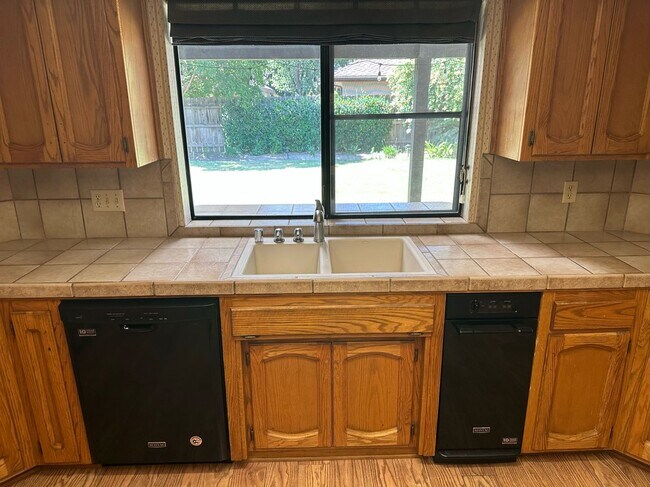 Foto del edificio - 475 E Mercedes Ave