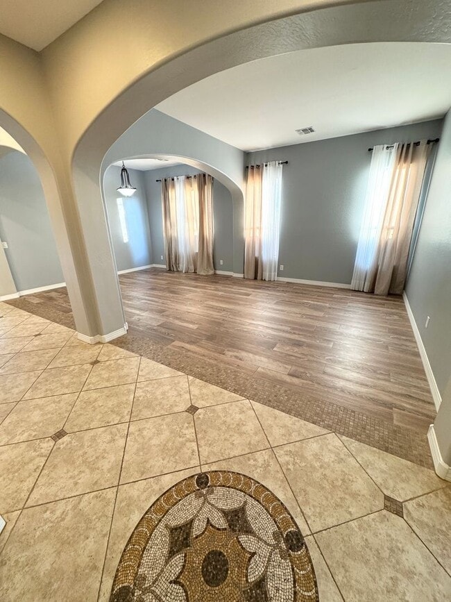 Building Photo - Gorgeous 4 Bedroom/3 Bath + Office, Single...