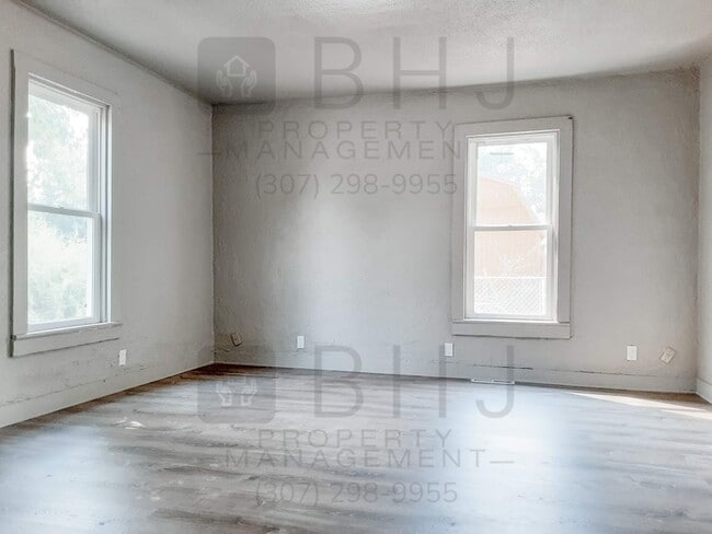 Building Photo - PET FRIENDLY 2 BED/ 1 BATH MINUTES FROM DOWNTOWN!