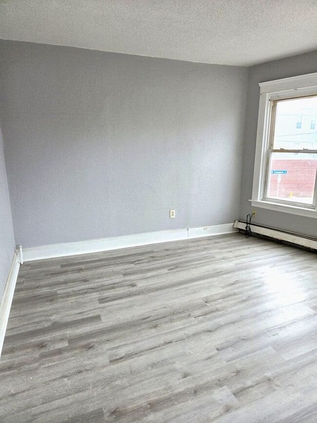 Building Photo - 883 Dexter St