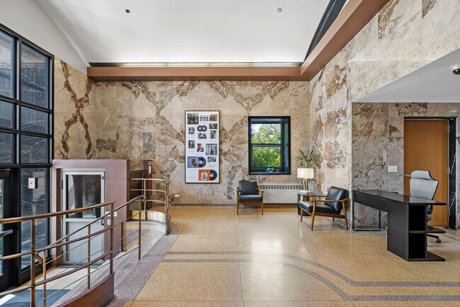 Foto del edificio - 320 E 21st St