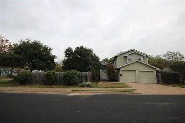 Building Photo - Great 3 bedroom 2.5 bath home w/2 car atta...