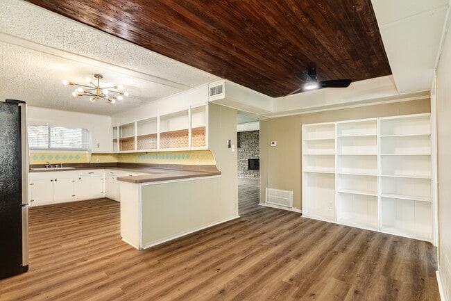 Building Photo - 159 Oak Dr