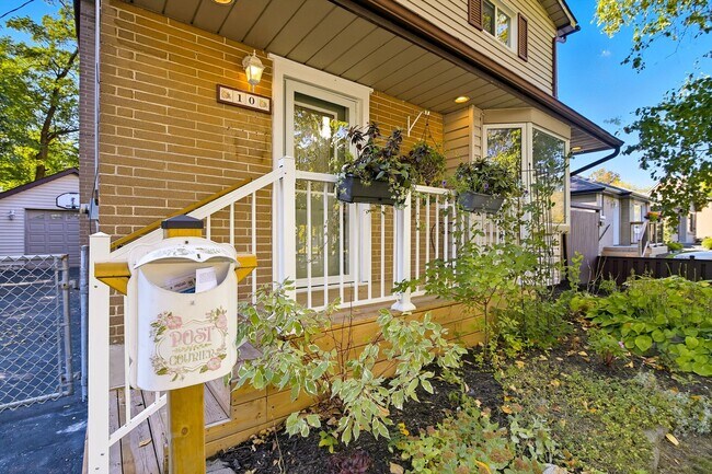 Building Photo - 10 Roosevelt Ave