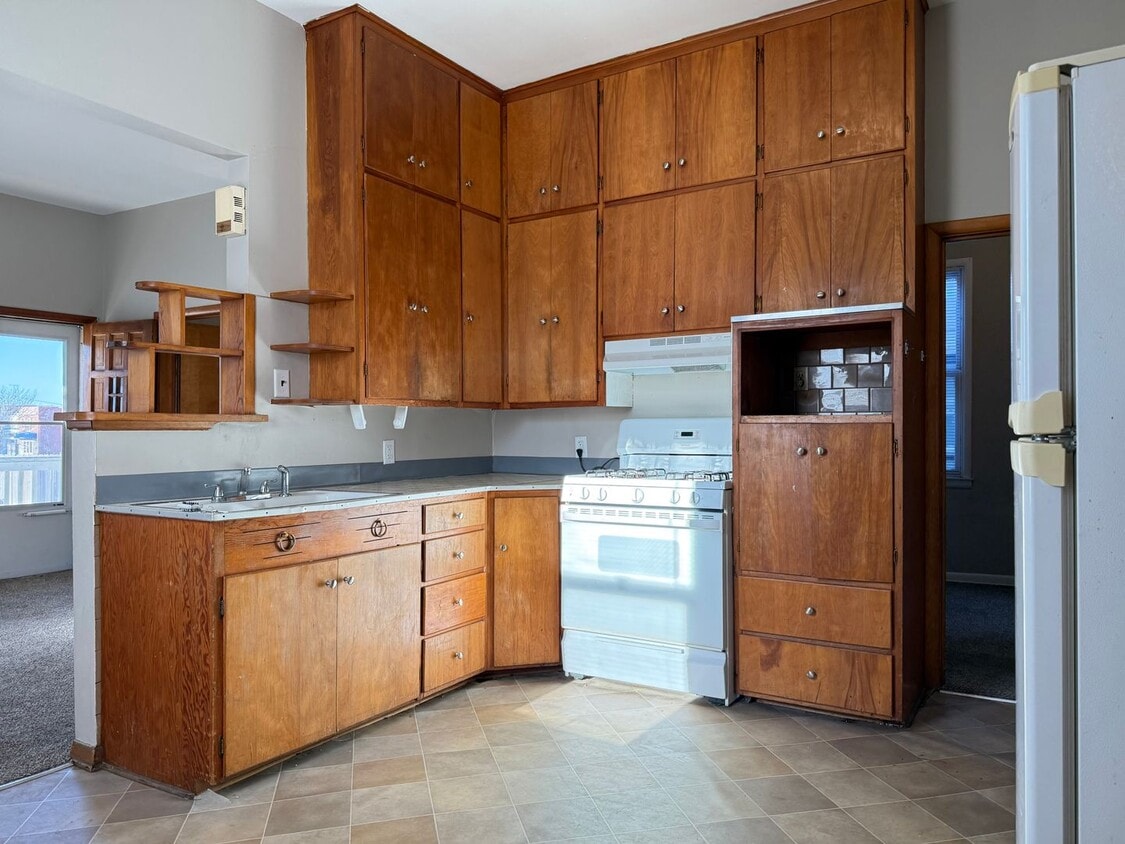 2 Bedroom Home in a Quiet East End Location - 2 Bedroom Home in a Quiet East End Location