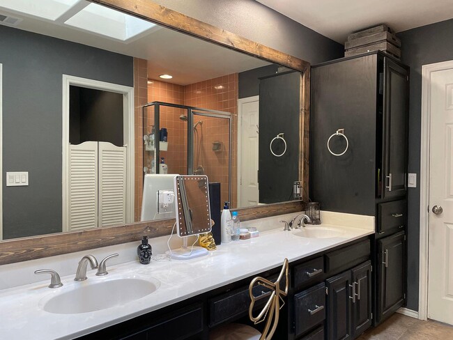 Building Photo - 2 bedroom, 2 bathroom townhome