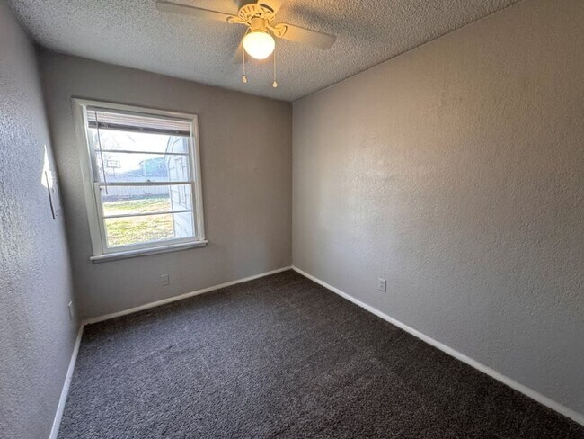 Foto del edificio - 2 bed 1 bath in Okc1 New paint and ready for move in!