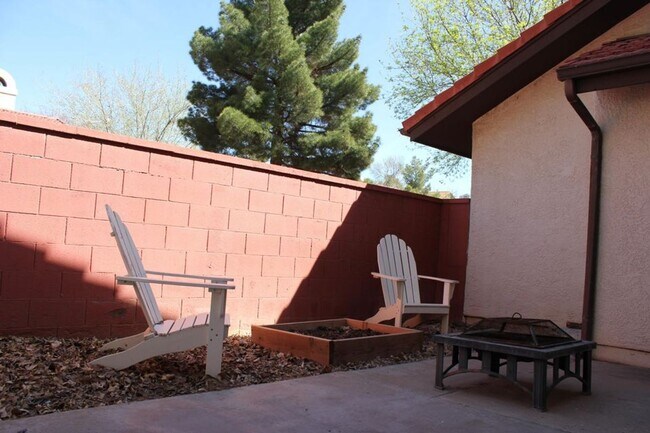 Foto del edificio - 2 Bed with Loft great location!  Community...