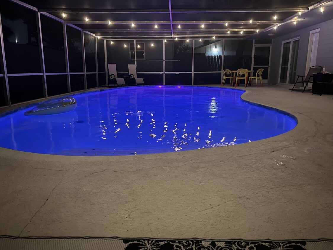 Pool home 10 minutes from campus - 885 Derbyshire Rd