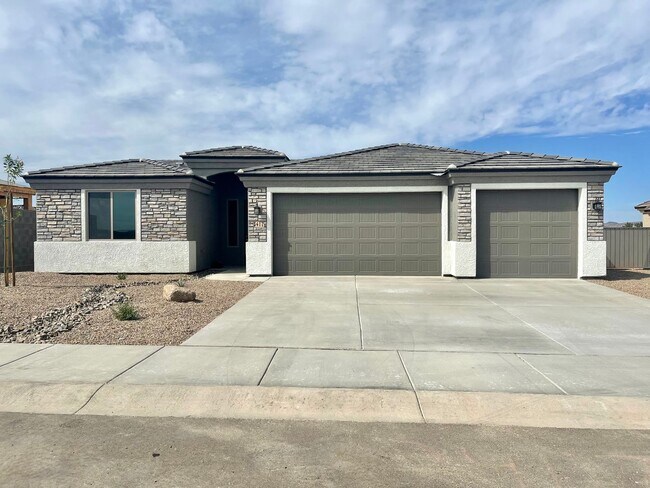 Foto del edificio - Beautiful 3 Bedroom, 3 Car Garage Home wit...