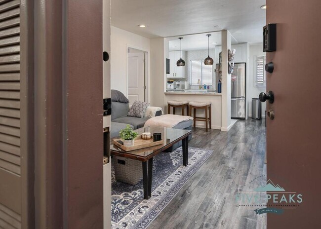 Foto del edificio - 3142 Midway Dr, B210