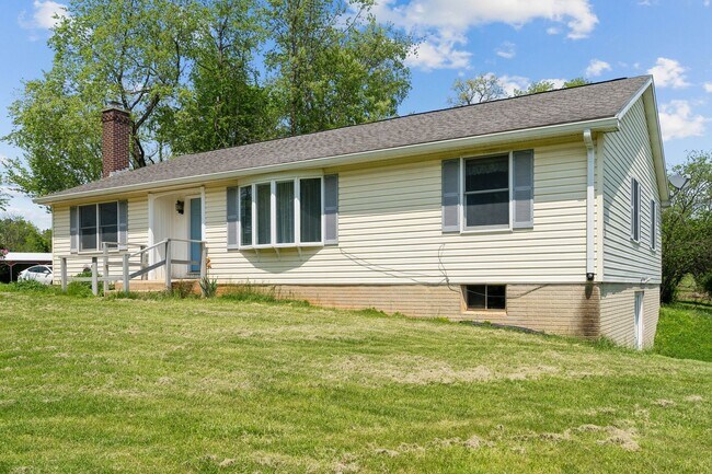 Building Photo - Charming One-Level Home Nestled Among Matu...